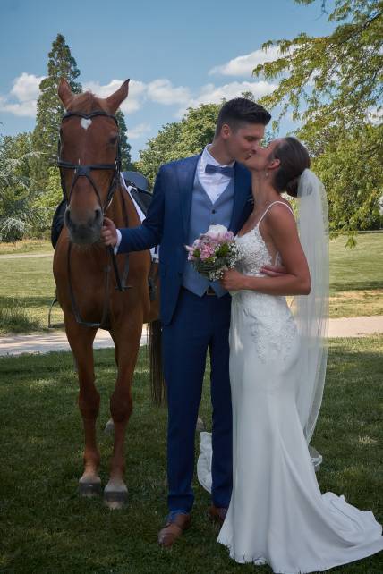 Wedding Anna Lukas Kiss In Front Of Horse